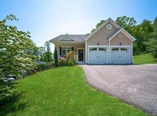 571 Congdon St W, Middletown, CT 06457