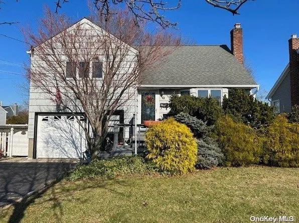13 Northgate Road, Massapequa Park, NY 11762