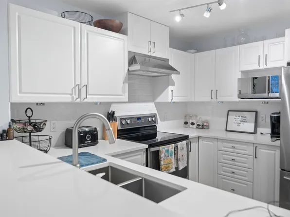 137 W 17th St #304, North Vancouver, BC V7M 1V5
