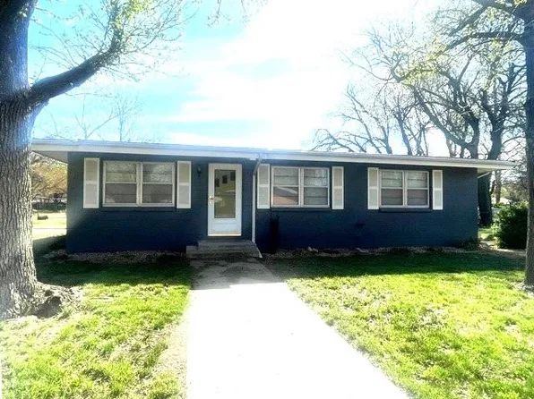 1702 Ritchie St, Winfield, KS 67156