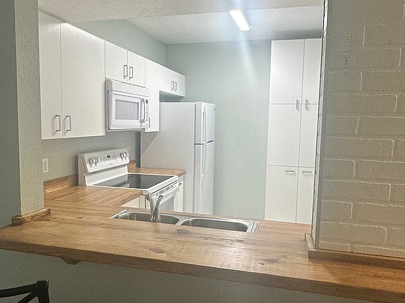 4th image of 527 Villa Del Sol Cir APT 101