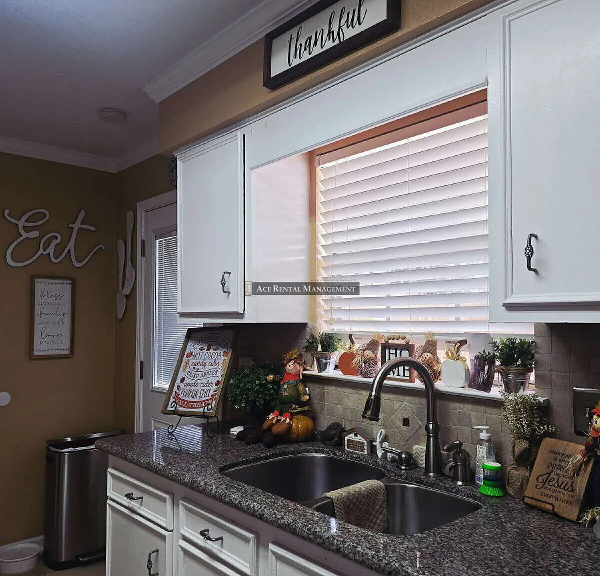 Coming Soon - Welcome home in the heart of Port Neches! This beautifully updated 2bd/1.5bth townh... — Photo 3