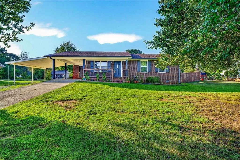 3 bed, 1.0 bath, 1000 sqft, $1,800 — Photo 3