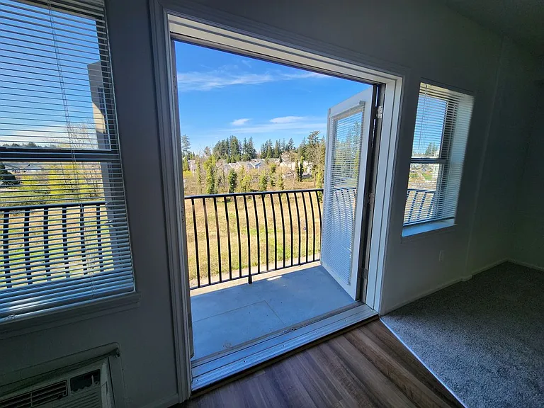 The Crossings at Gresham Station — Photo 62
