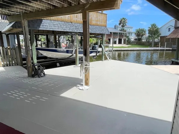 1751 Tiki Dr, Tiki Island, TX 77554