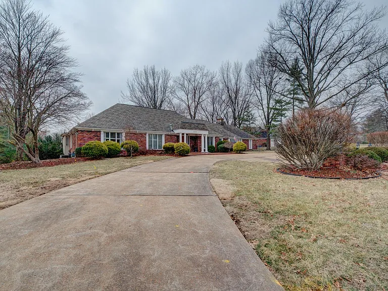 10490 Frontenac Woods Ln — Photo 4