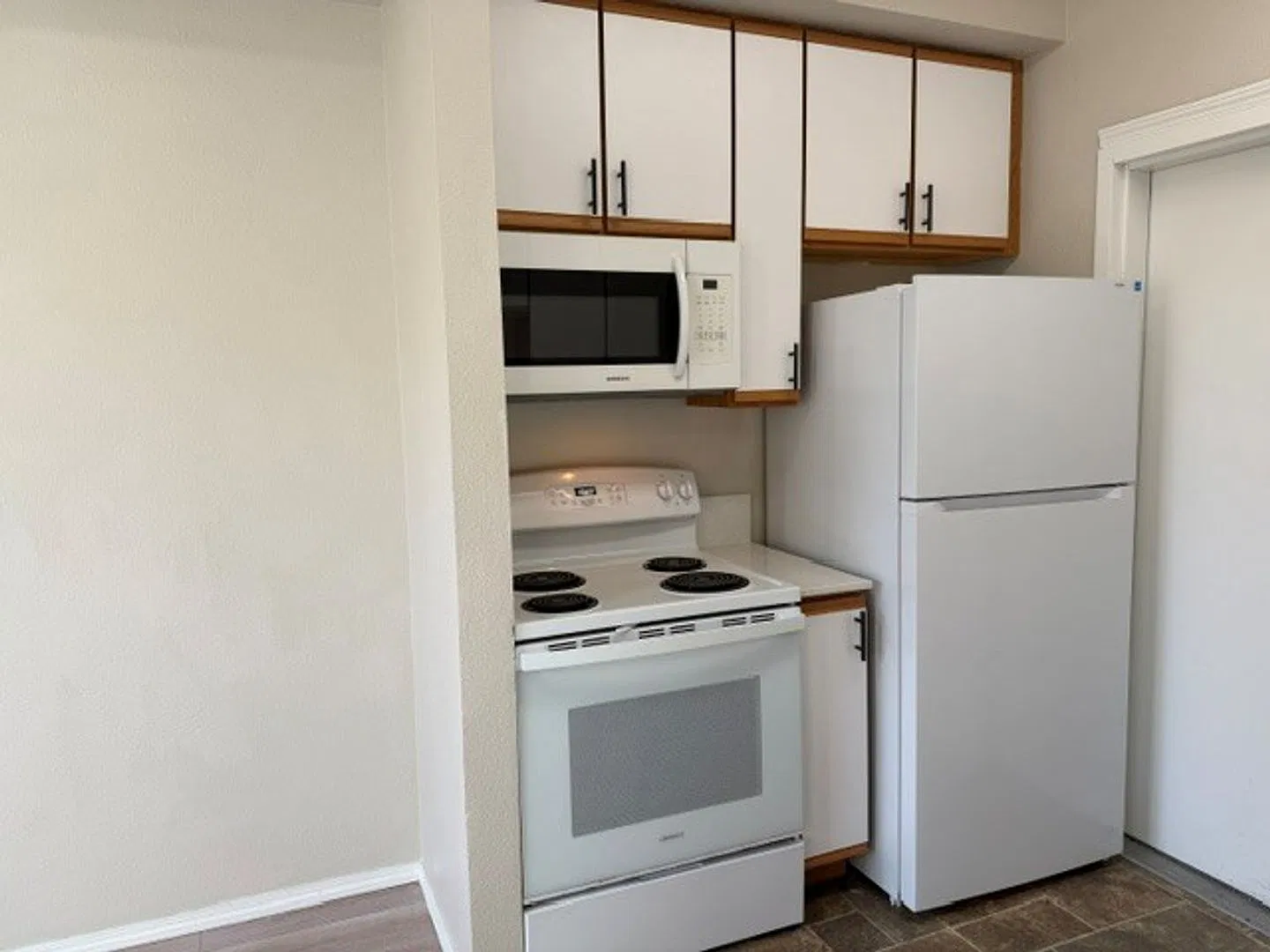 Beautiful 6-Plex split level townhome with garage — Photo 3