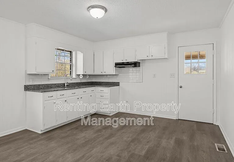 704 3rd St — Photo 14