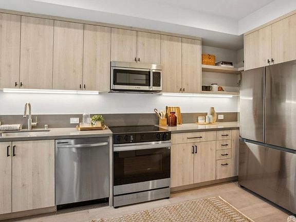 5th image of 986 S Van Ness Ave Unit 201