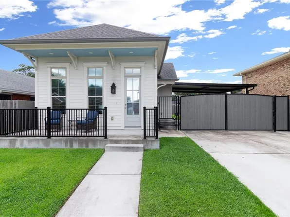2028 Charles Dr, Chalmette, LA 70043
