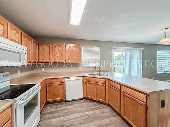 5th image of 550 SE Westgate Dr