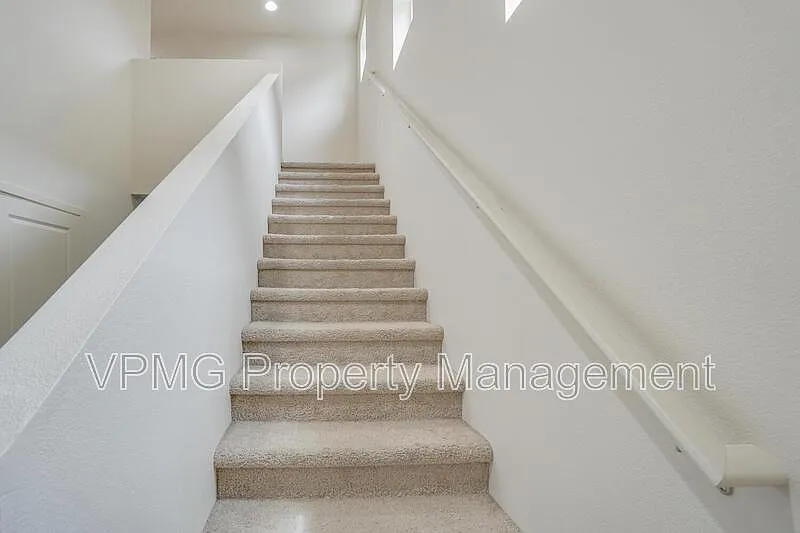 4 bed, 2.5 bath, 1684 sqft, $2,895 — Photo 2