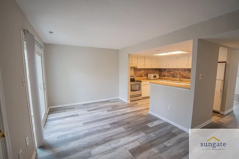 3 bed, 1.5 bath, 1152 sqft, $2,200 — Photo 2