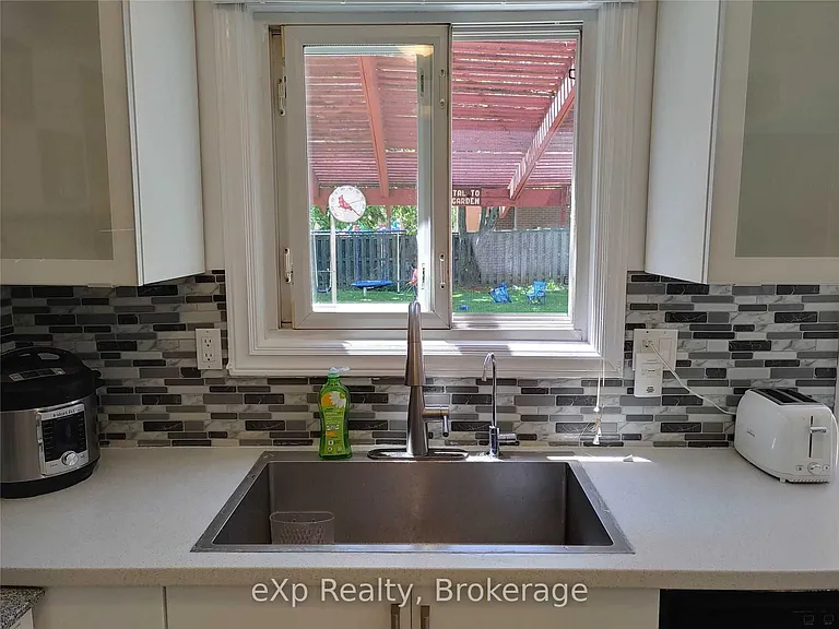 96 Larch St #UPPER — Photo 15