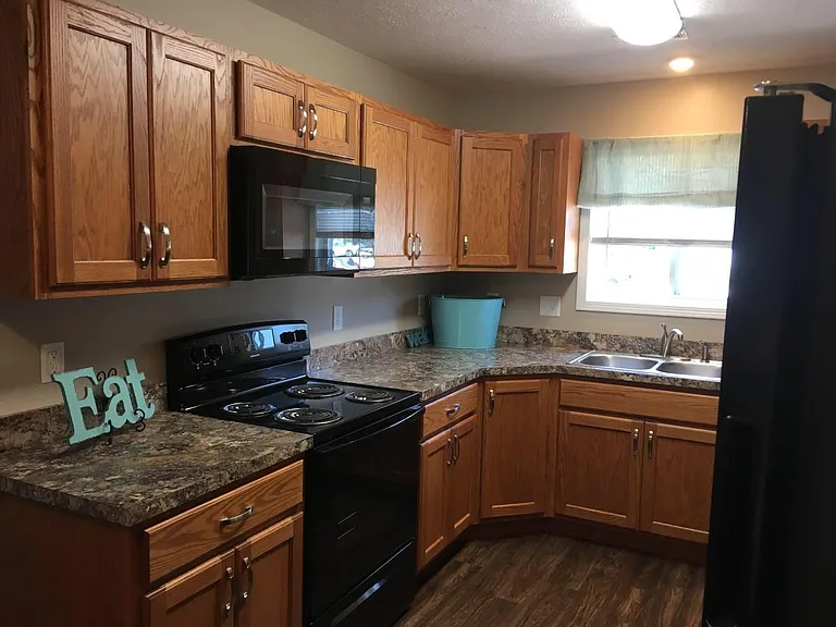 425 Hazel Ct — Photo 3