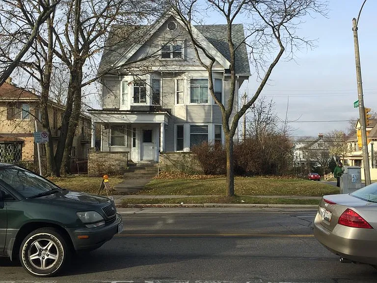 2863 N Downer Ave — Photo 10