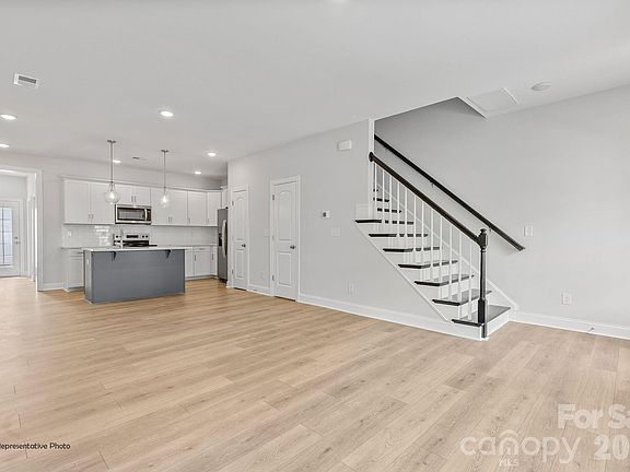 4th image of 121 Cherry Springs Ln #11-B