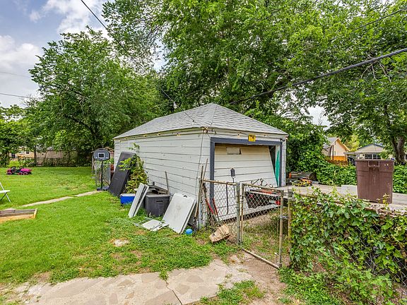 2nd image of 2529 Primrose Ave