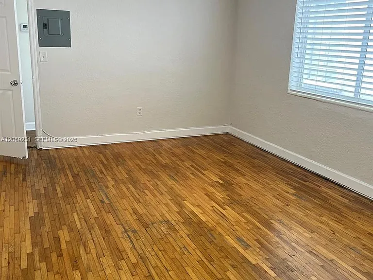 8271 Crespi Blvd #5 — Photo 9