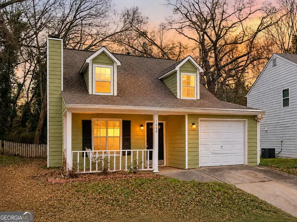 1055 Autumn Crest Ct, Stone Mountain, GA 30083