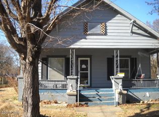 907 N Main St, Nevada, MO 64772