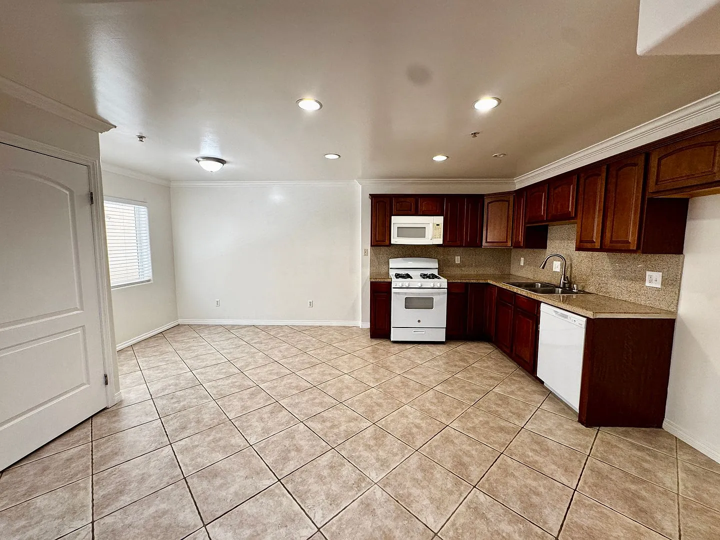 Spacious 2 bedroom condo in Van Nuys — Photo 2