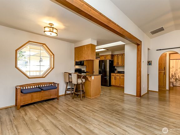 5th image of 9120 Kelly Court NE