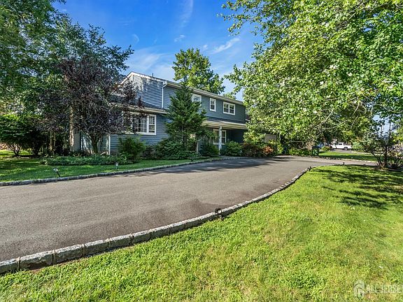 5th image of 43 Jonathan Dr