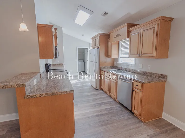 204 Macarthur Dr — Photo 13