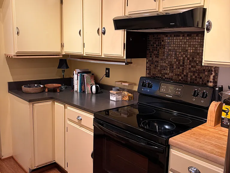 347 Mary St — Photo 13