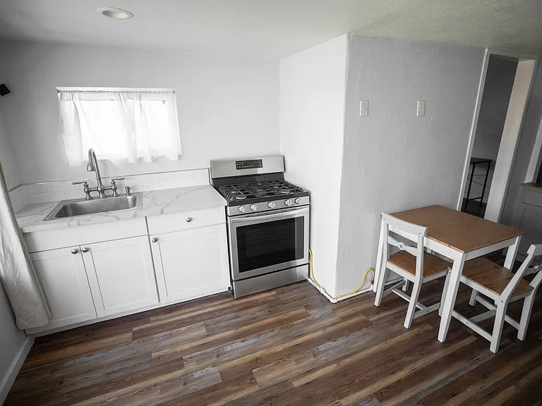 2-1078 Maple Ave — Photo 5