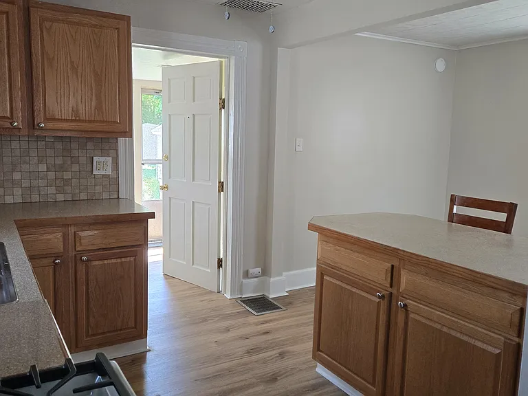 213 Glaser St — Photo 10