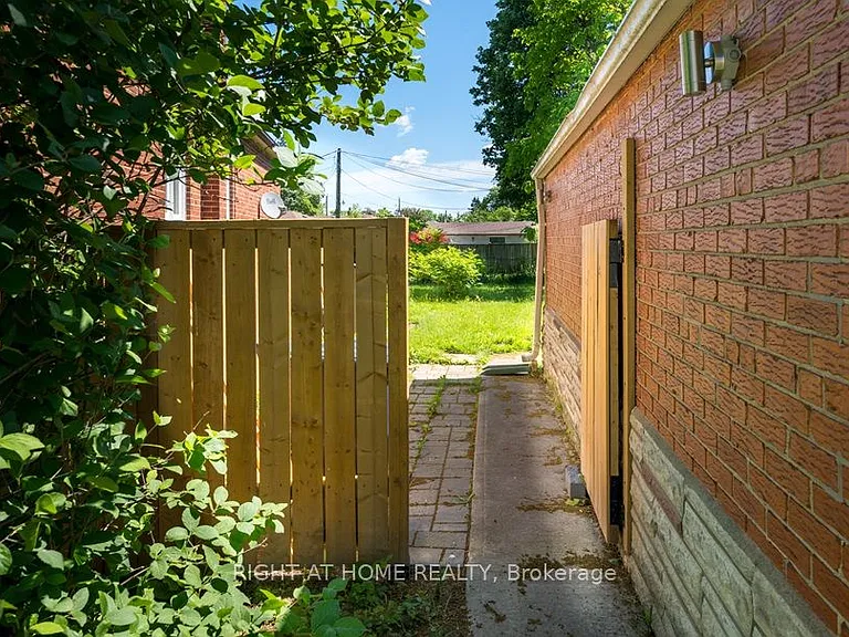 6 Bellvare Cres — Photo 8