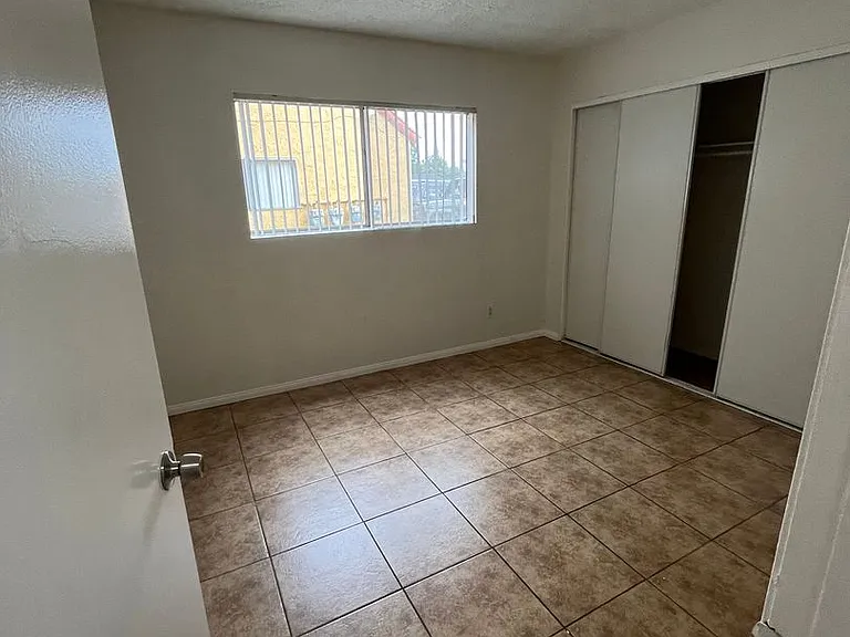 4810 N Vincent Ave — Photo 5