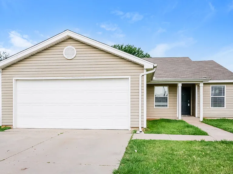 1101 Edinburg Dr — Photo 1