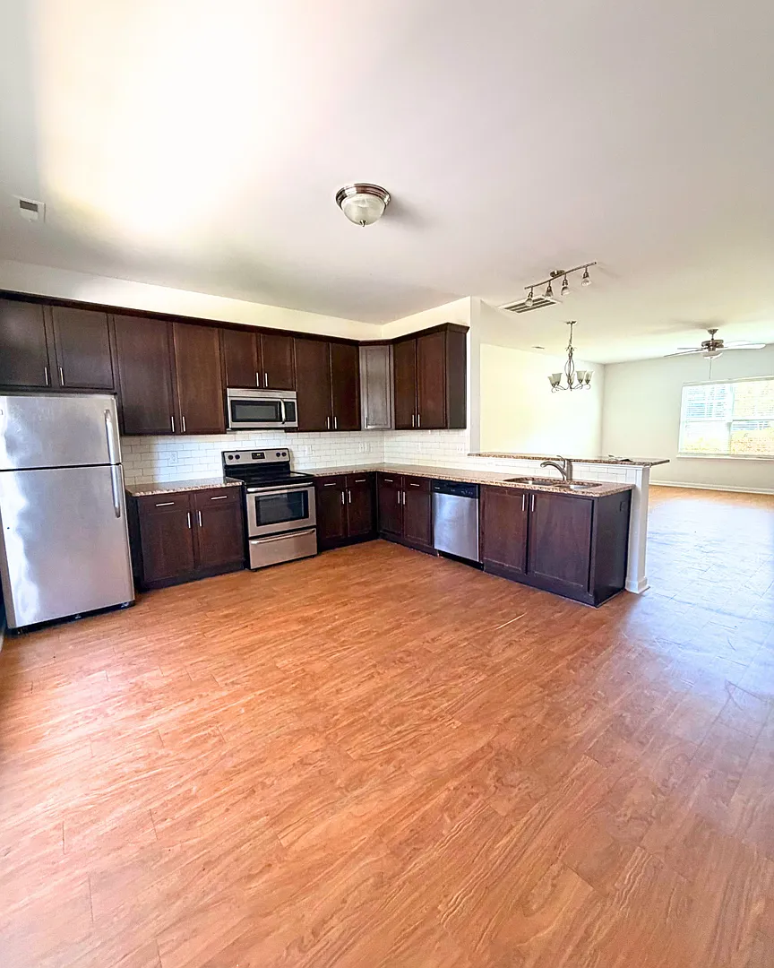 202 Jordan Ln — Photo 1