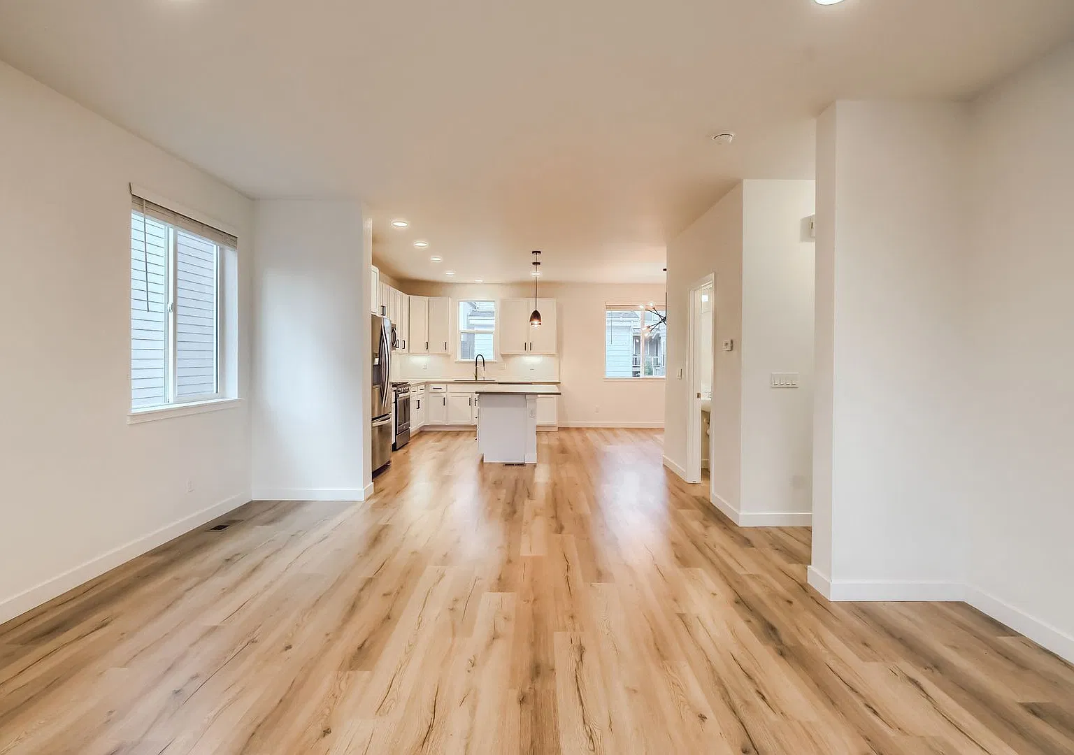 Modern 3 Bedroom townhome in Prime Location (Mountain Views!) — Photo 2