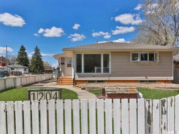 1204 3rd Avenue NW, Moose Jaw, SK S6H 3V3