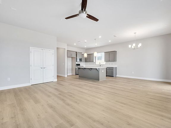 4th image of 1049 Wadsworth Dr