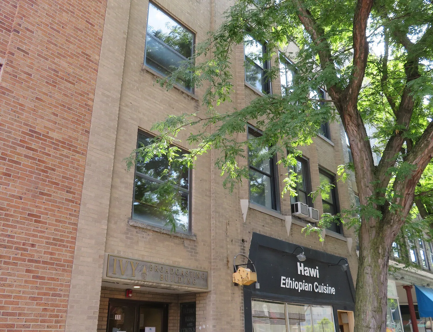 Luxurious 3-Bed 3-Bath Apartments — Photo 2
