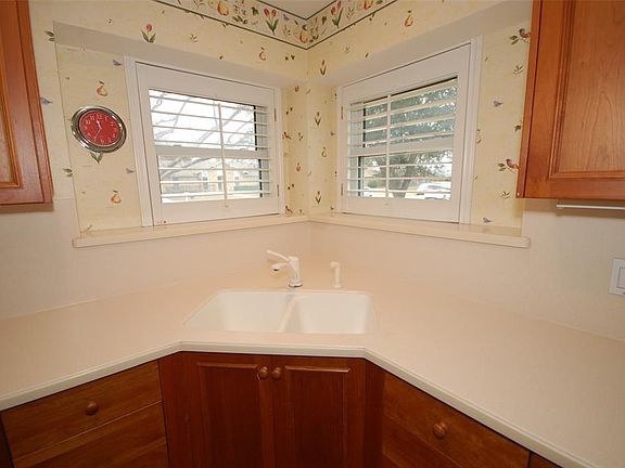 4th image of 1605 Glencairn Ln