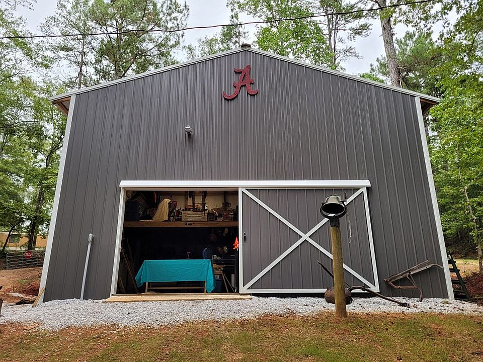1 1/2 story barn with 1/2 bh