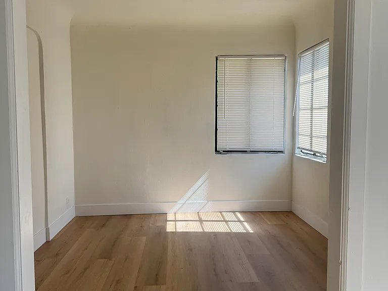 323 W I St — Photo 9