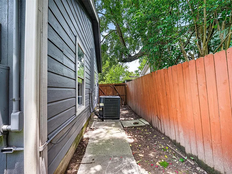 1112 Johnson St — Photo 37