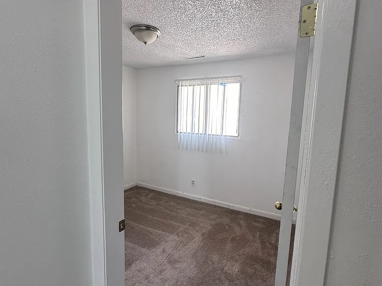 1627 W Maple St — Photo 2