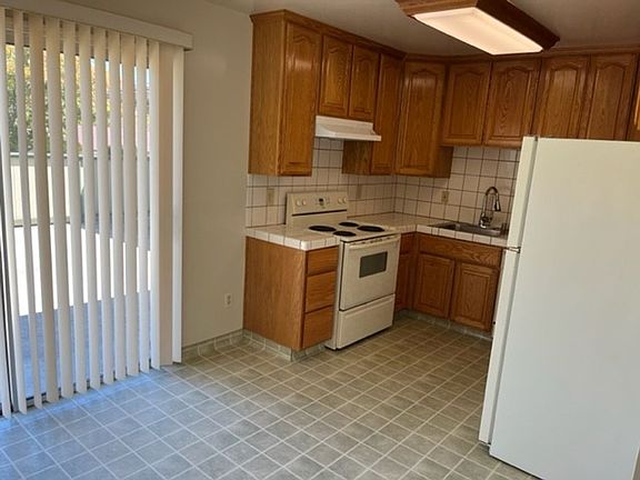 3rd image of 929 Lexington Ave #3