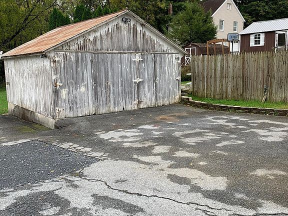 barn/garage included in rent