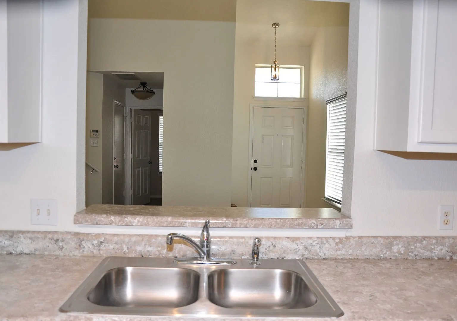 3 Bedroom 2.5 Bath in Hutto Square — Photo 4
