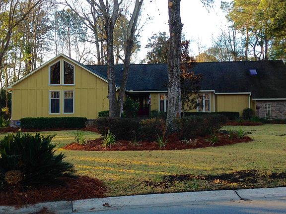Front view. Vaulted bedroom.