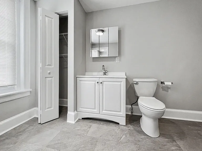 130 E Chestnut St — Photo 23